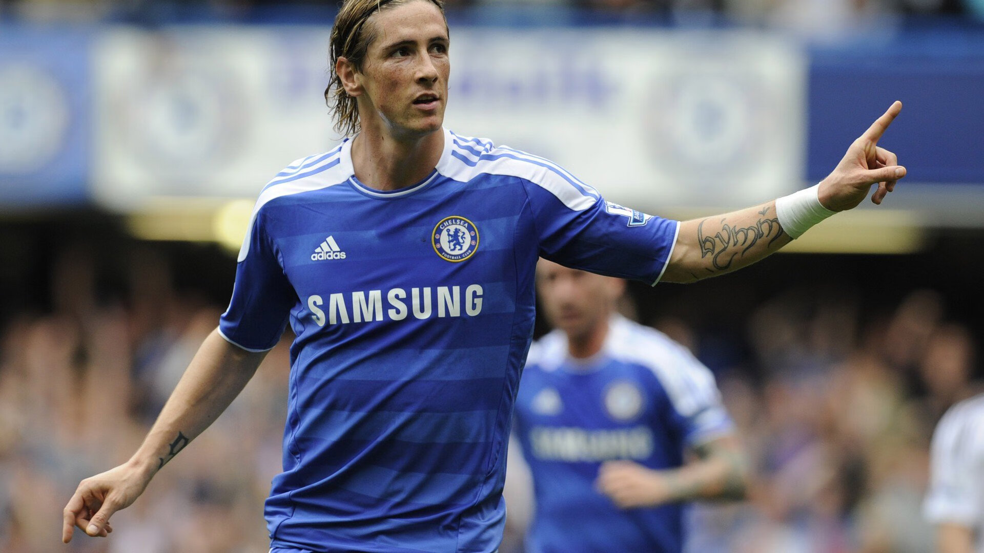 德甲激烈碰撞:速度、策略、力量全展现!,德甲现场