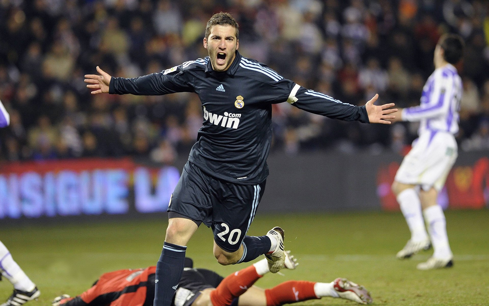 西甲：马德里双雄激烈追分，积分差距微乎其微，马德里竞技西甲直播赛